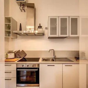 Elegant Behind The Colosseum , روما إيطاليا