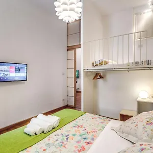 Elegant Behind The Colosseum , روما إيطاليا